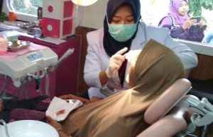 Rail Clinic Berikan Pengobatan Kepada Warga Tanjung Sari