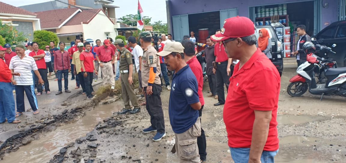 Bupati Loekman Ikut Gotong Royong Bersama Warga Bandarjaya Barat