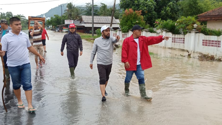 Hujan-hujanan, Plt Bupati Lamsel Tinjau Banjir 