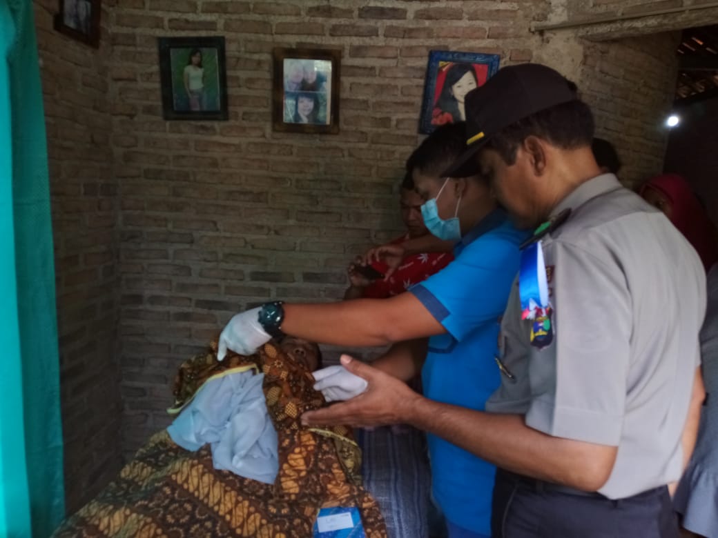 Polsek Gading Rejo Evakuasi Korban Bunuh Diri