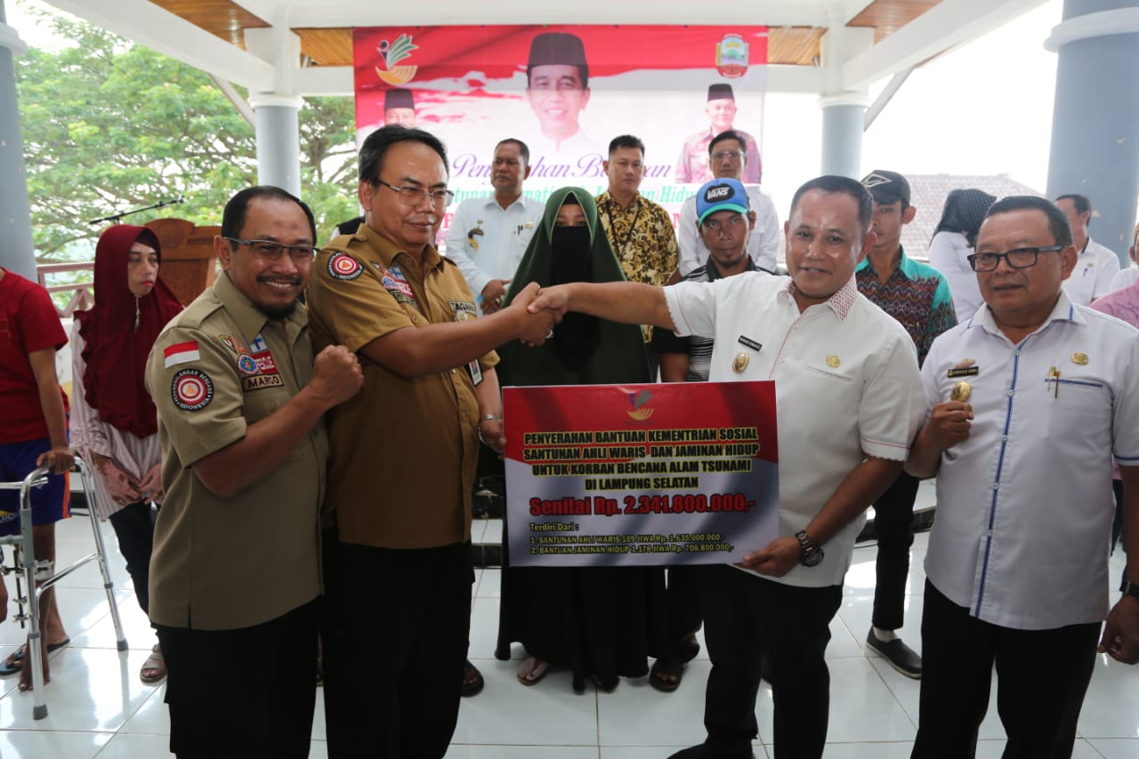 Kementerian Sosial Serahkan Santuan  Untuk Korban Tsunami Rp.2,342 Miliar