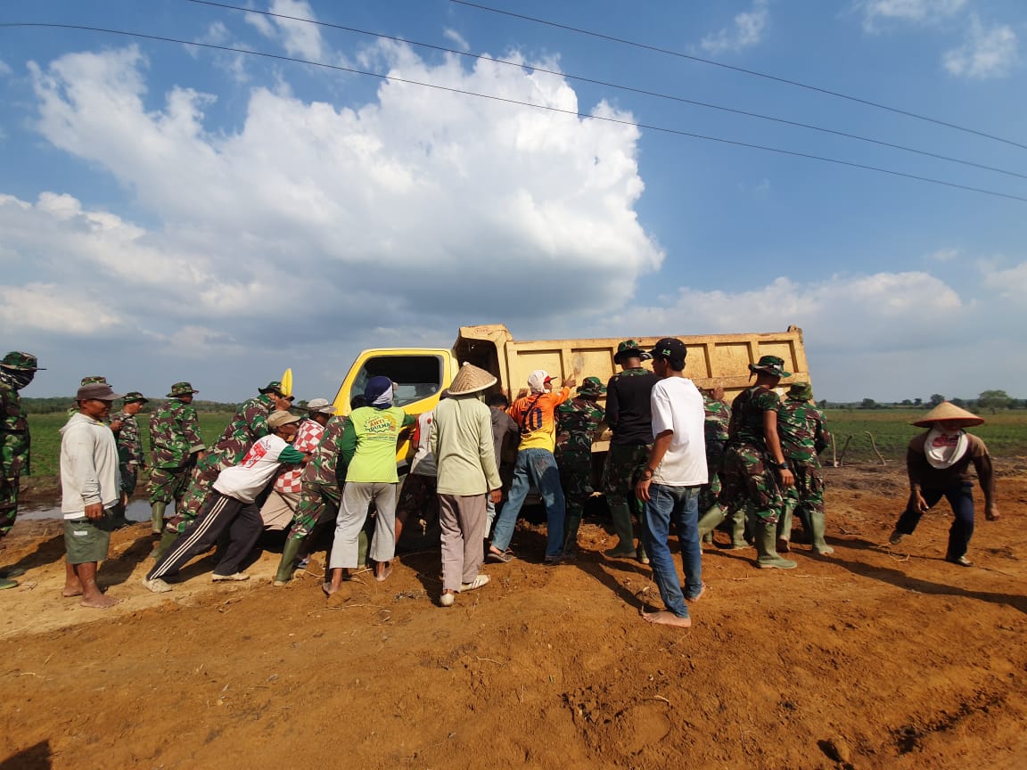 Hampir Terjerembab, TNI Dan Warga Kompak Dorong Truk Dalam TMMD