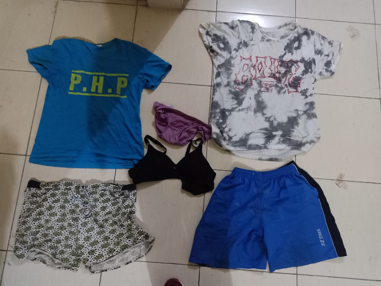 Barang bukti dari korban diamankan oleh polisi