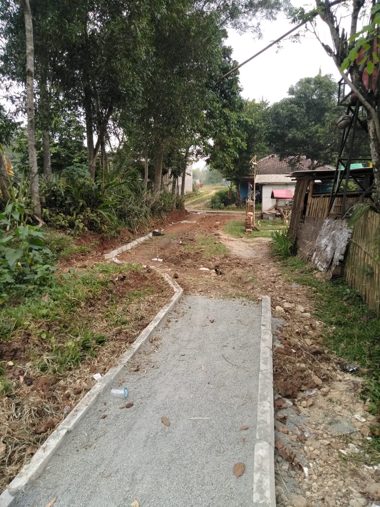 Proyek Pembangunan Paving Blok Terkesan Asal Jadi