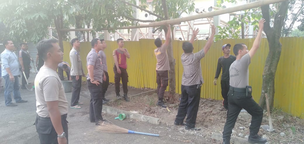 Waka Polres Kota Tangerang Pimpin Kerja Bakti Persiapan Lebaran Idul Adha