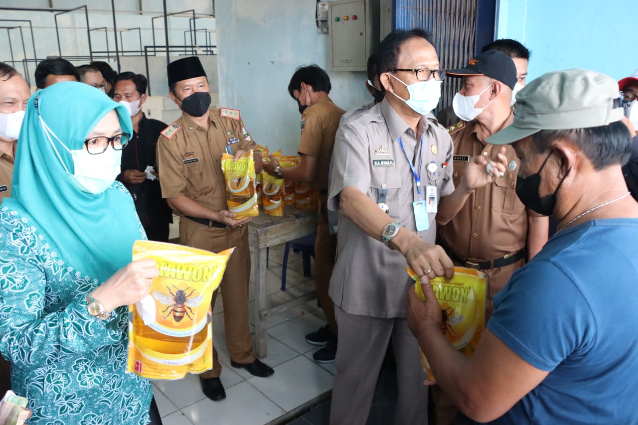 Pemkab Pesibar Gelar Pasar Murah Minyak Goreng