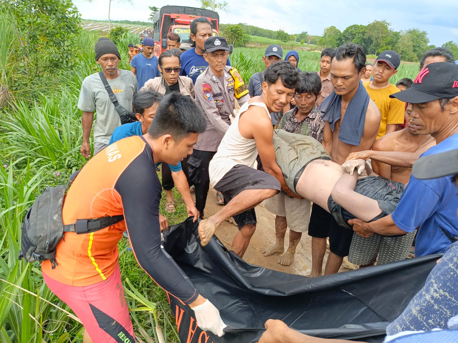 Warga Berhasil Temukan Korban Yang Hanyut Terbawa Arus Sungai