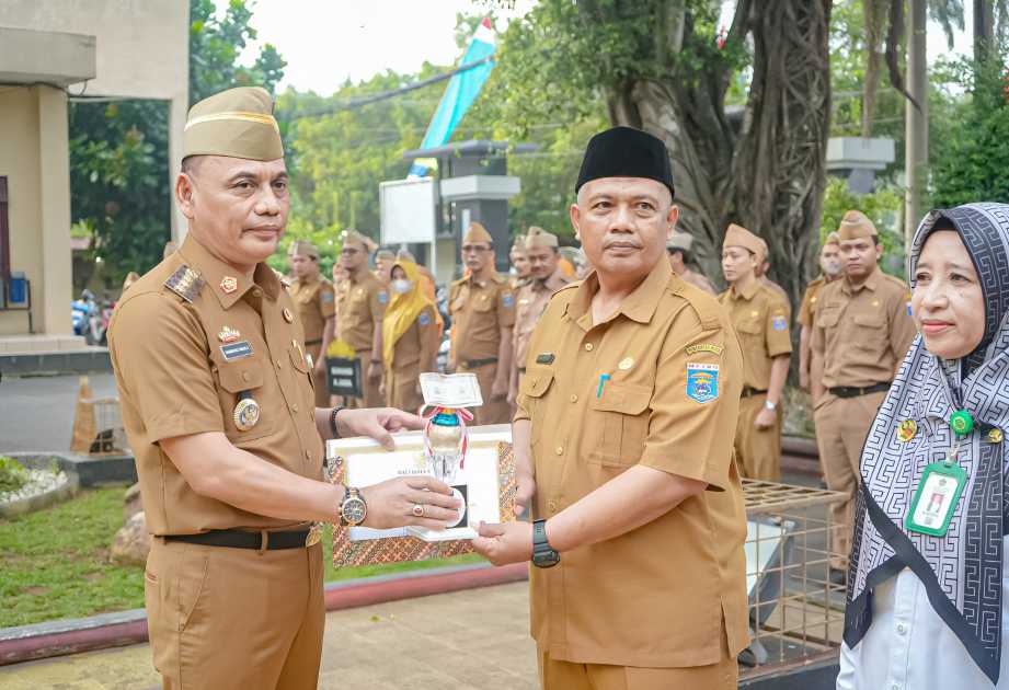 Wali Kota Metro Serahkan Penghargaan Adiwiyata